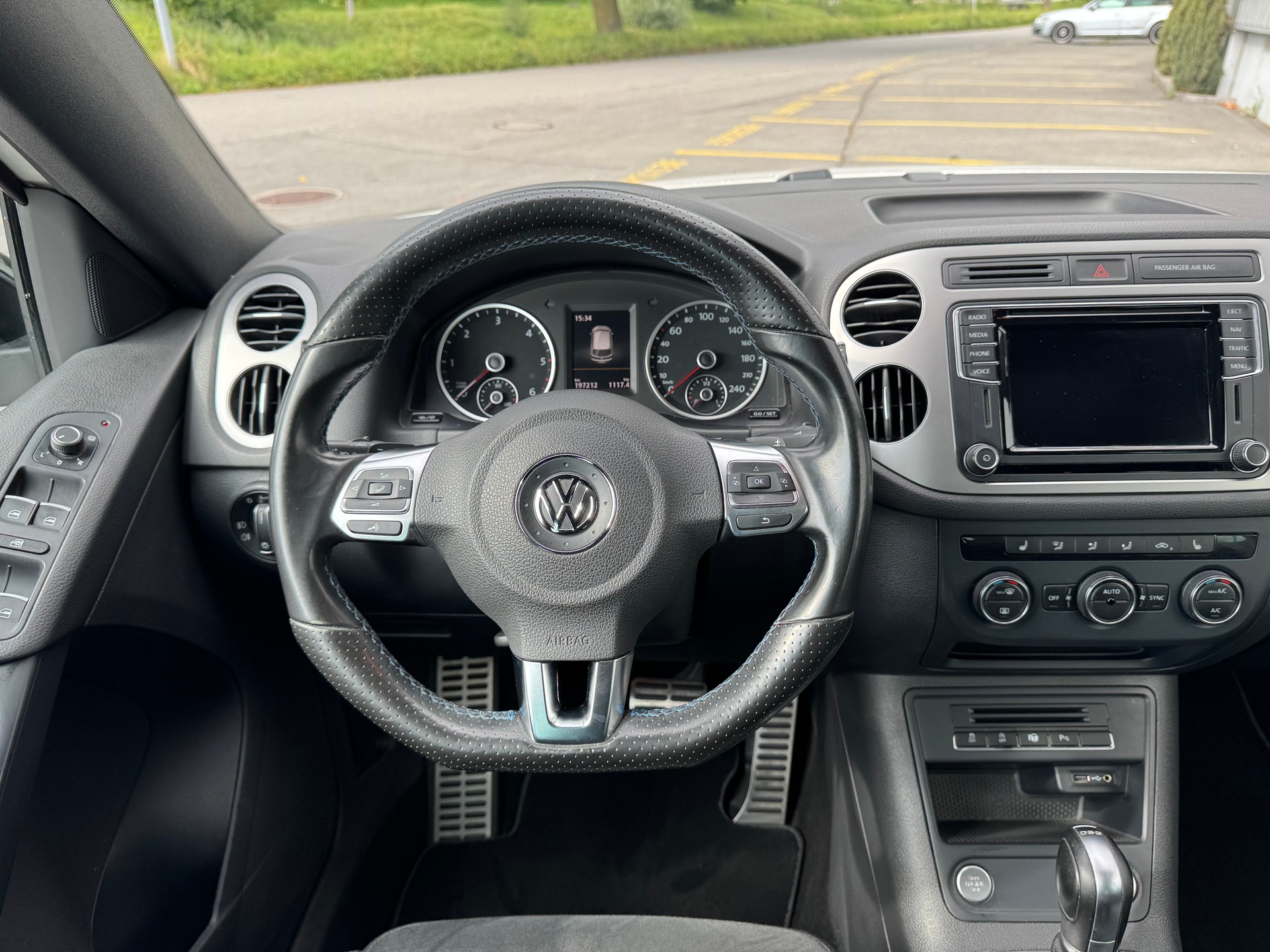 VW Tiguan 2.0 TDI BlueMotion Sport&Style 4Motion DSG-image-10