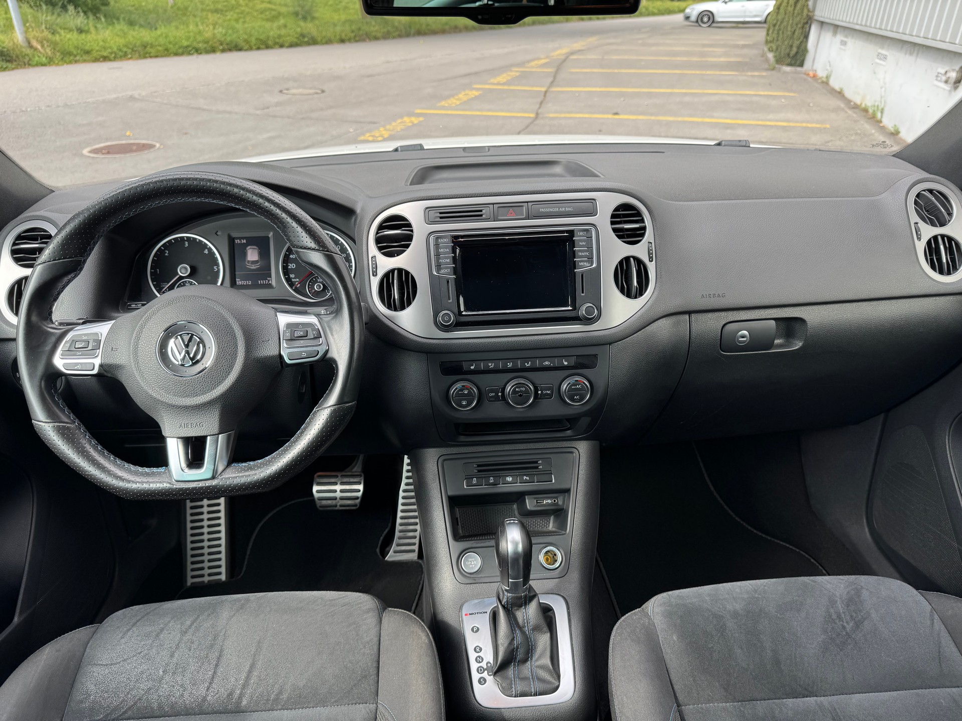 VW Tiguan 2.0 TDI BlueMotion Sport&Style 4Motion DSG-image-9
