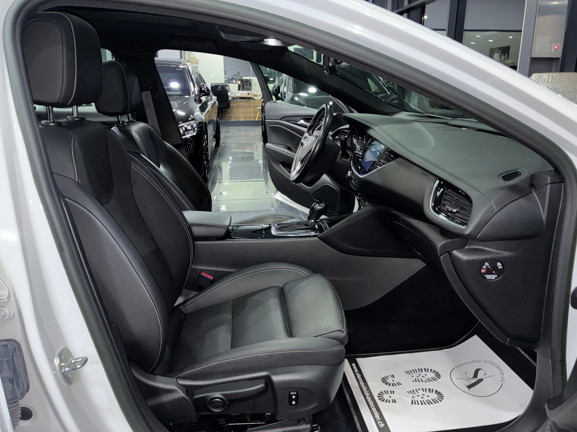 OPEL Insignia 2.0 CDTI Sports Tourer 4WD Elegance Automatic-image-13
