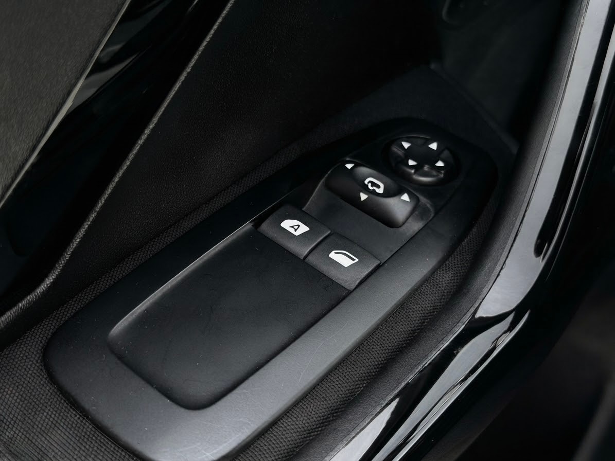 PEUGEOT 208 1.2 PureTech Signature-image-14