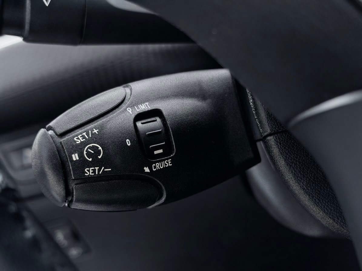 PEUGEOT 208 1.2 PureTech Signature-image-19