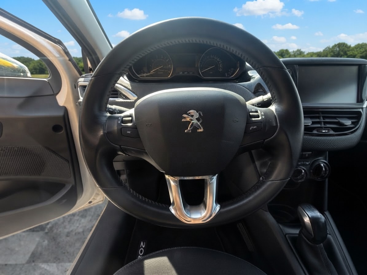 PEUGEOT 208 1.2 PureTech Signature-image-16