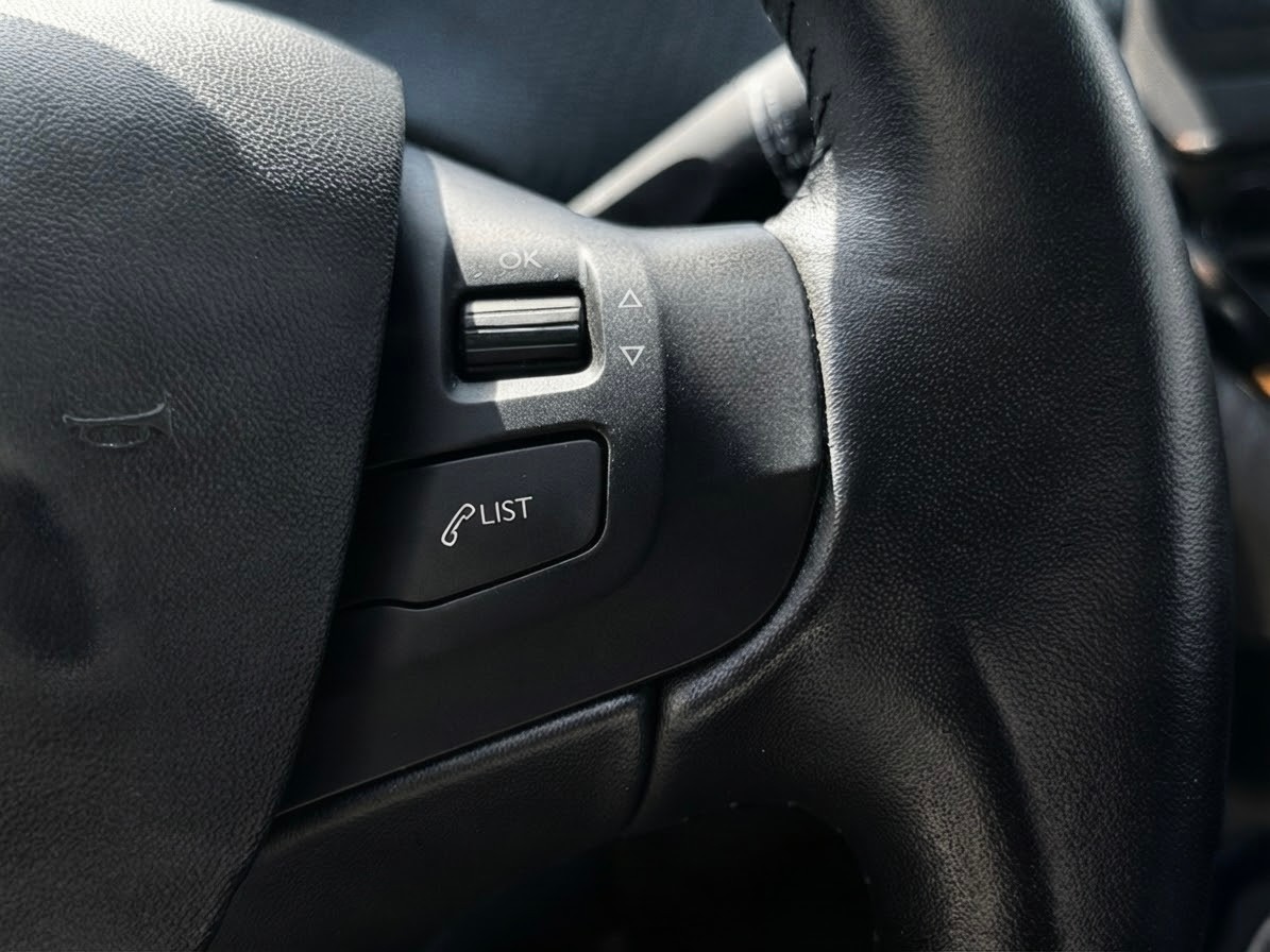 PEUGEOT 208 1.2 PureTech Signature-image-17