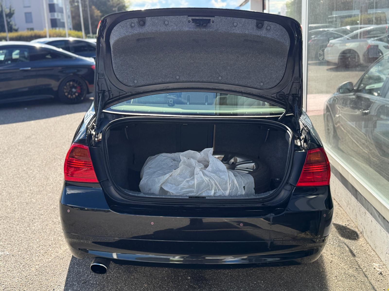 BMW 320i-image-5