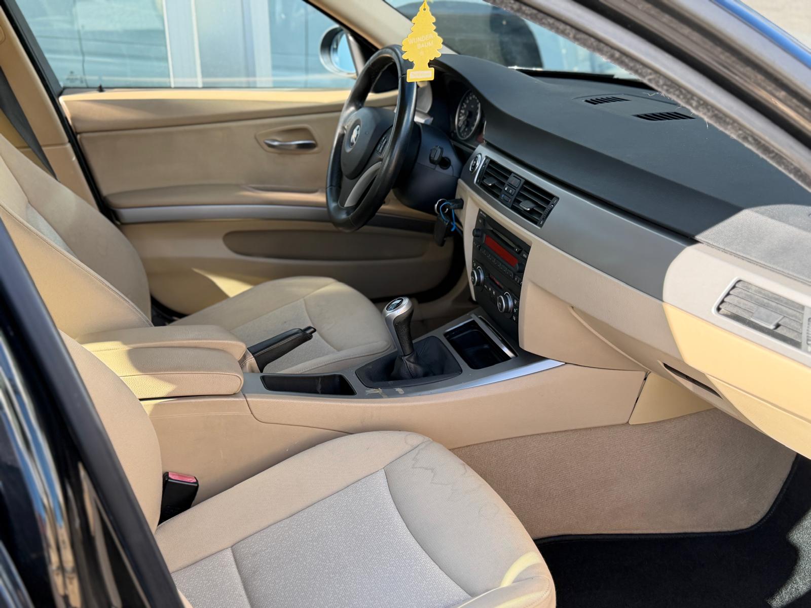 BMW 320i-image-13