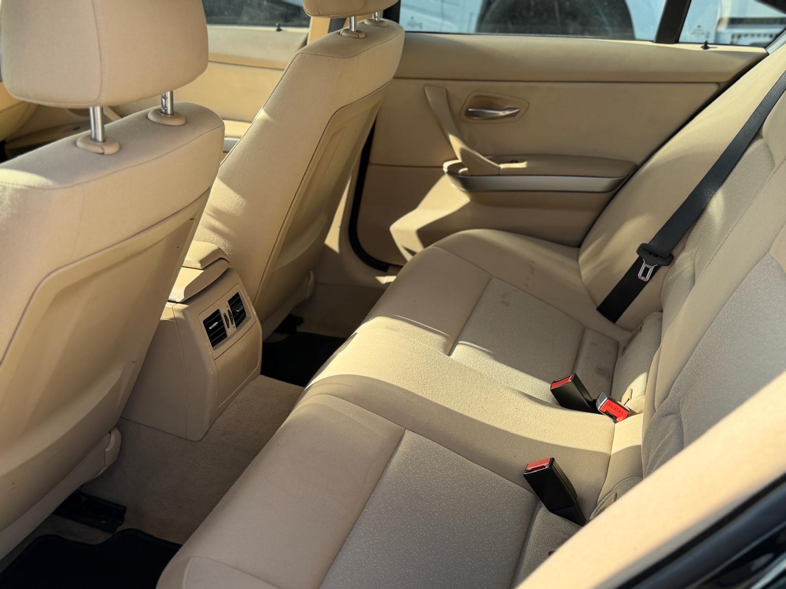 BMW 320i-image-11