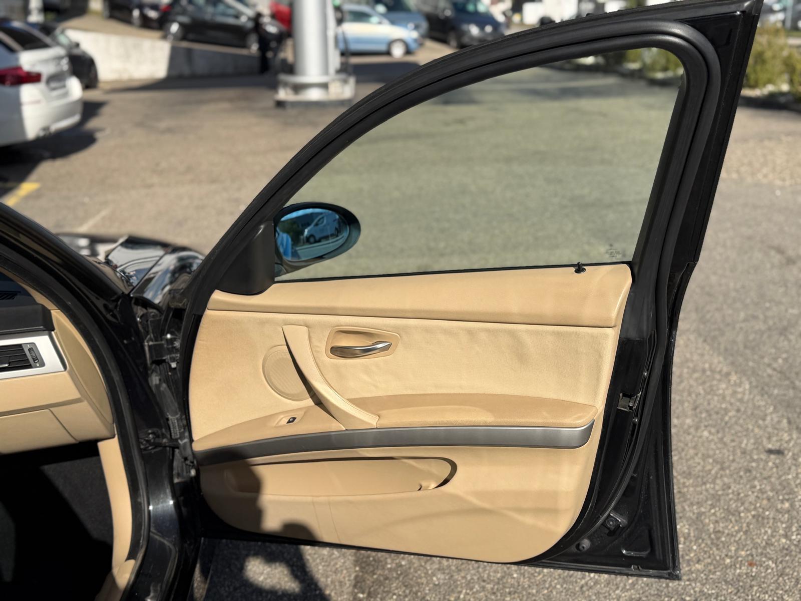 BMW 320i-image-12