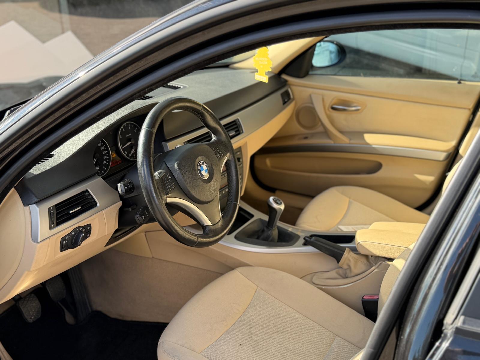BMW 320i-image-7