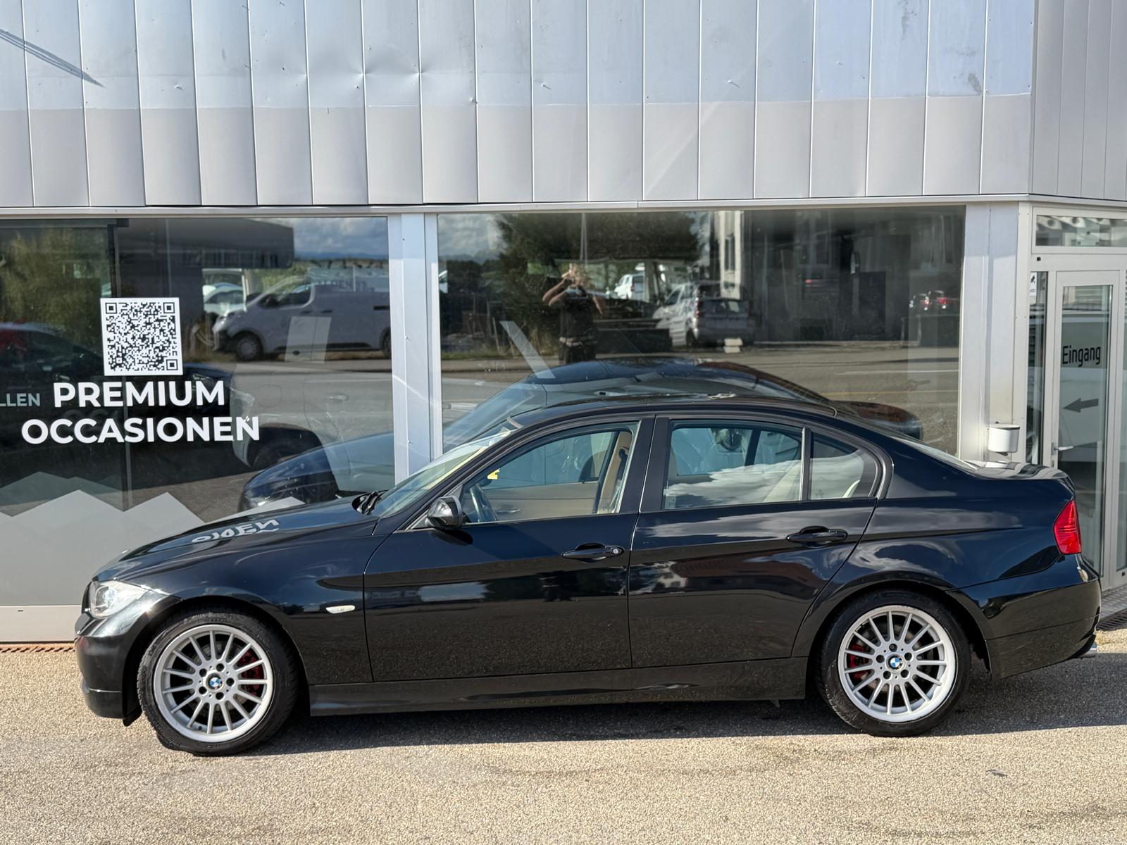 BMW 320i-image-2