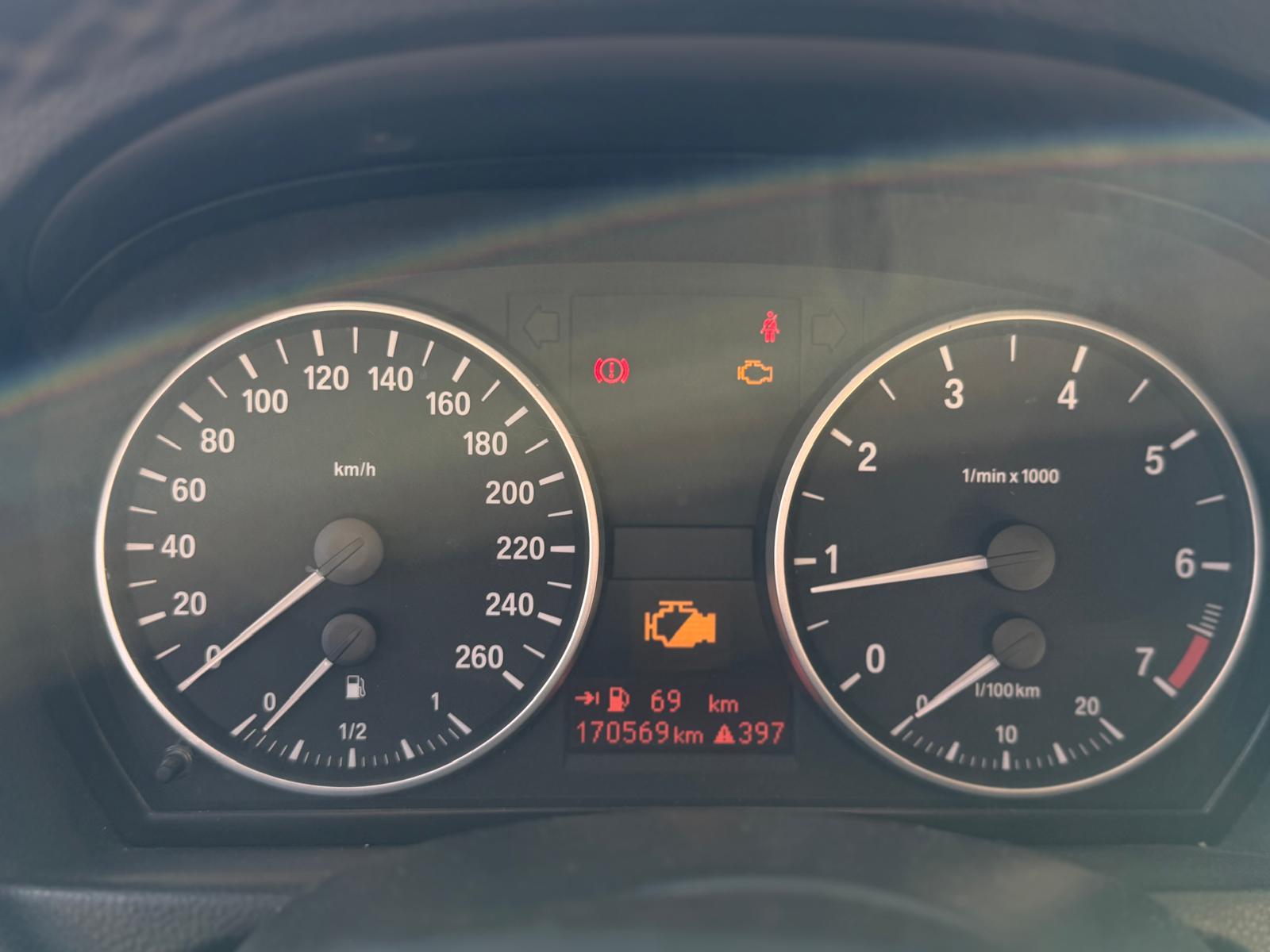 BMW 320i-image-9