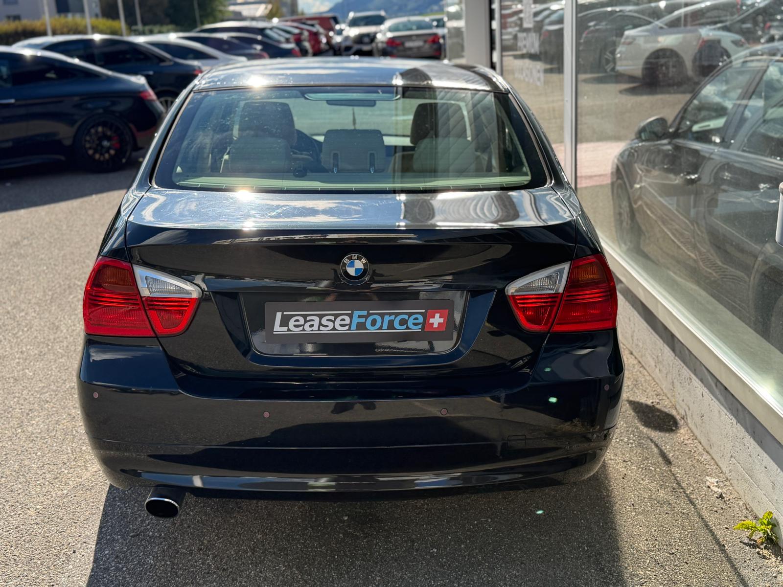 BMW 320i-image-4