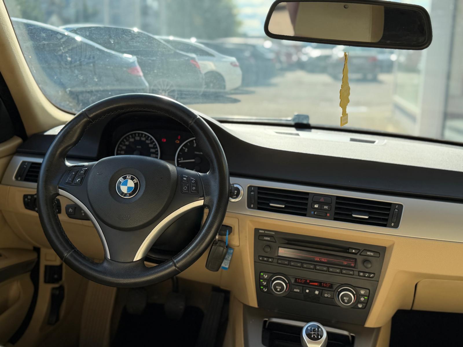 BMW 320i-image-8