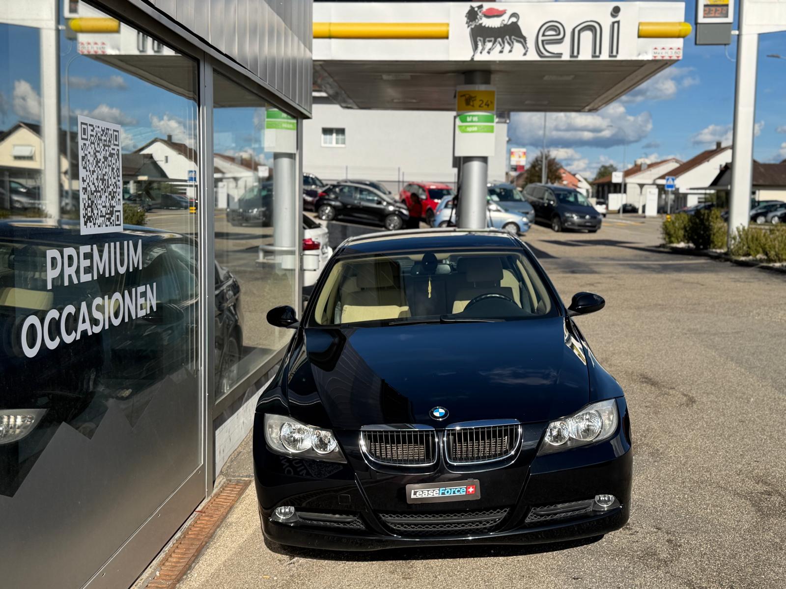 BMW 320i-image-1