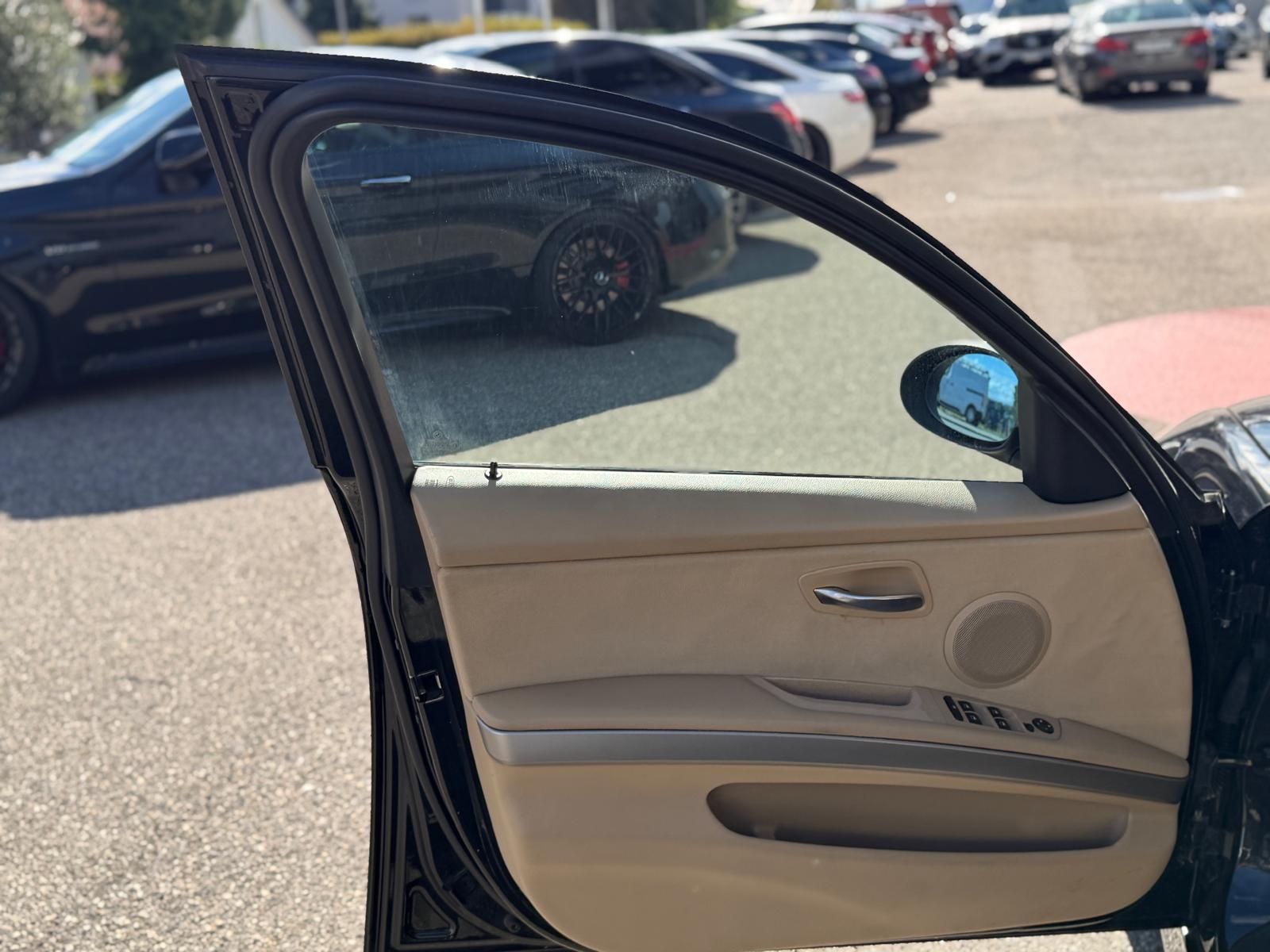 BMW 320i-image-6