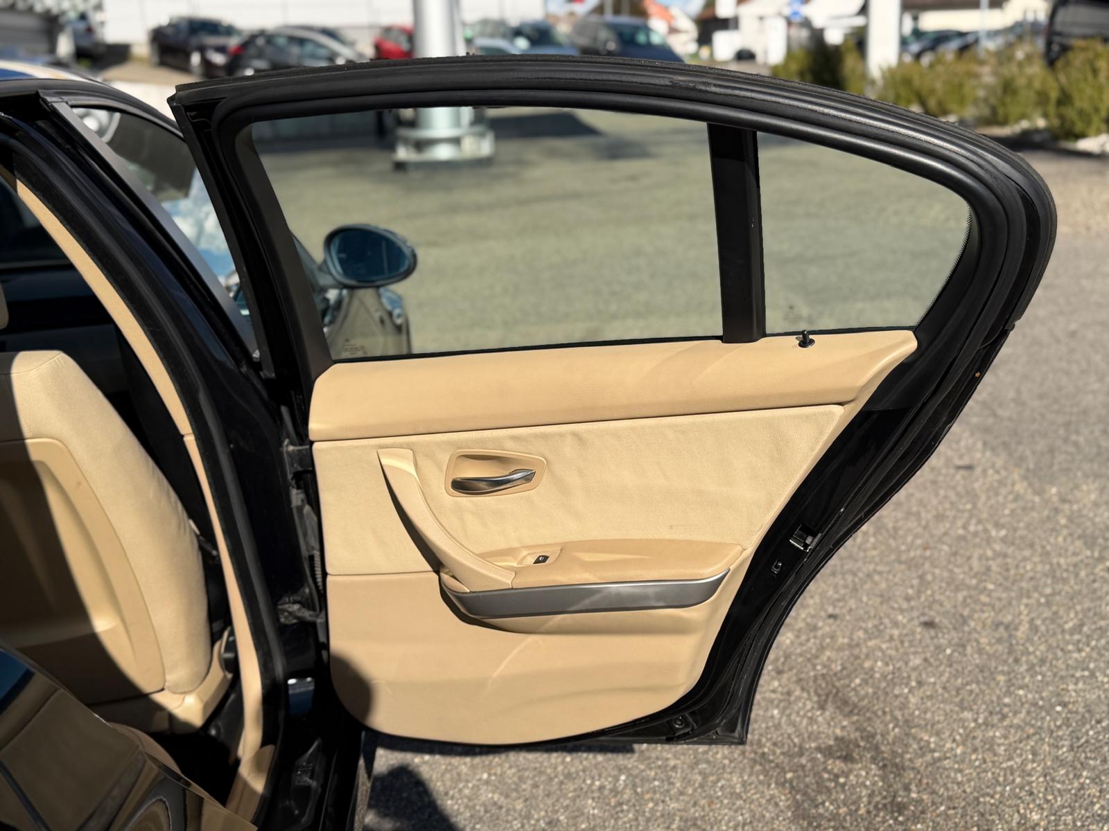 BMW 320i-image-14