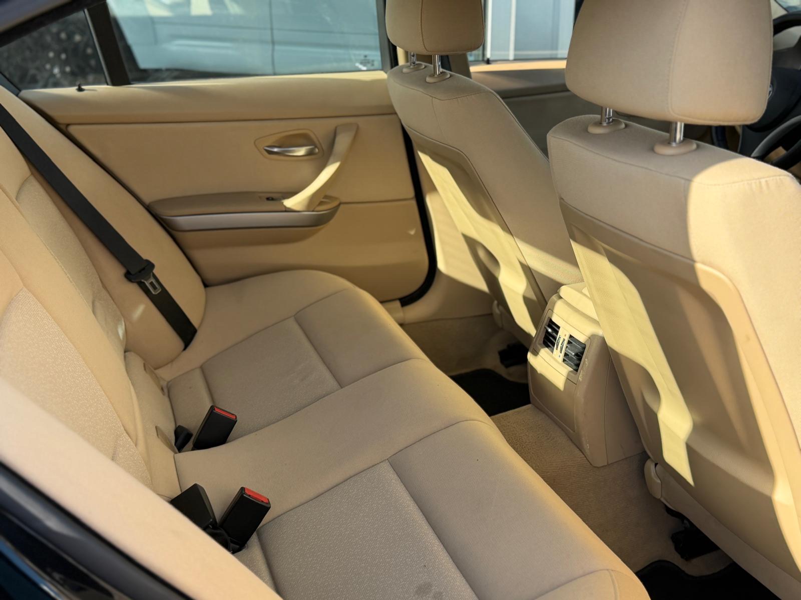 BMW 320i-image-15