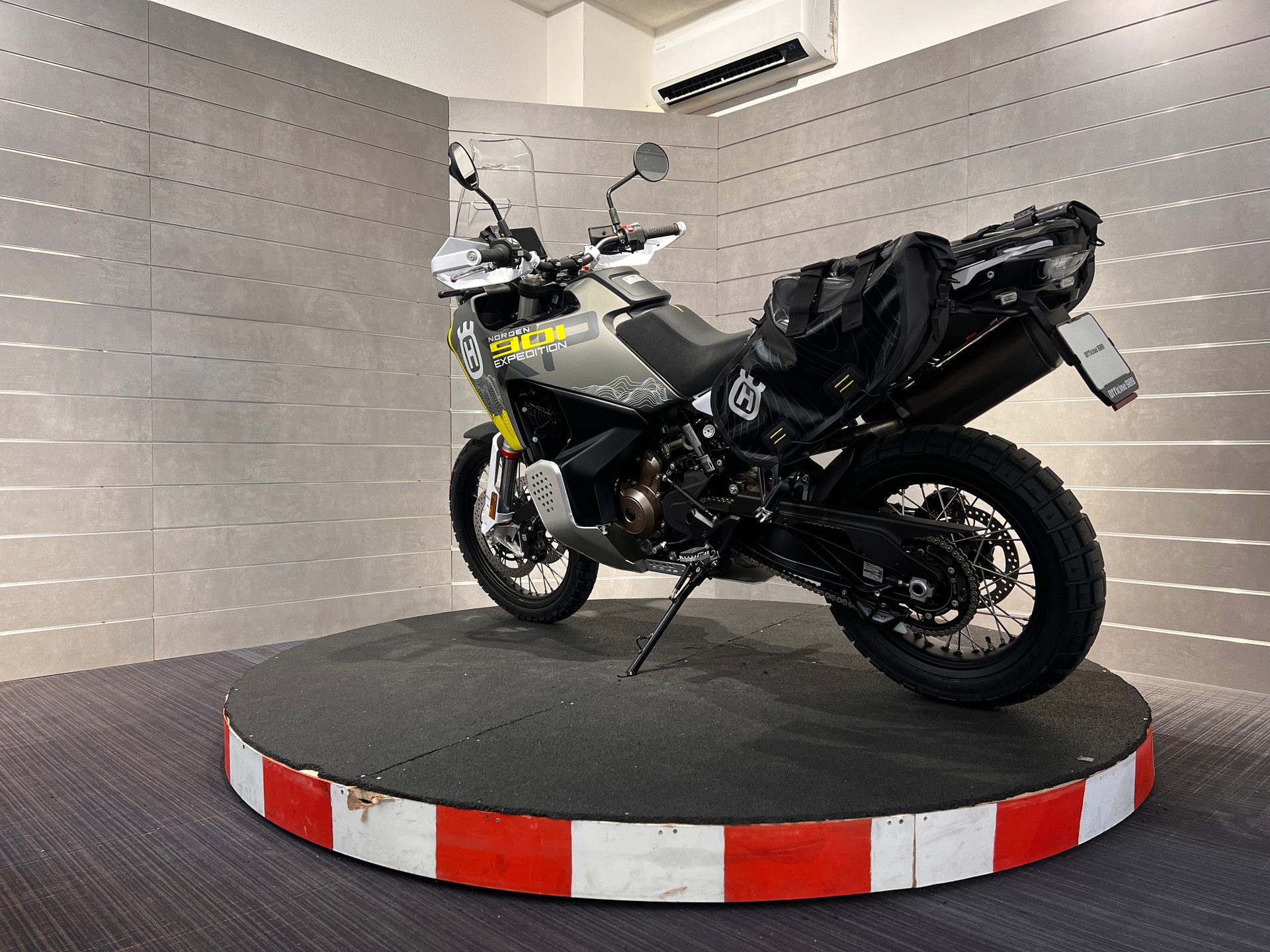 HUSQVARNA Norden 901 Expedition-showroom-element-2