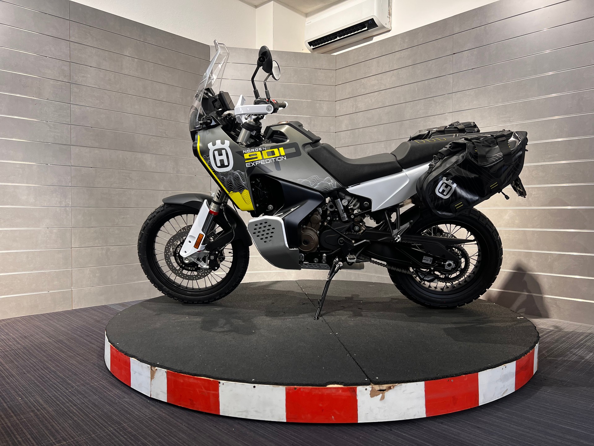 HUSQVARNA Norden 901 Expedition-showroom-element-1