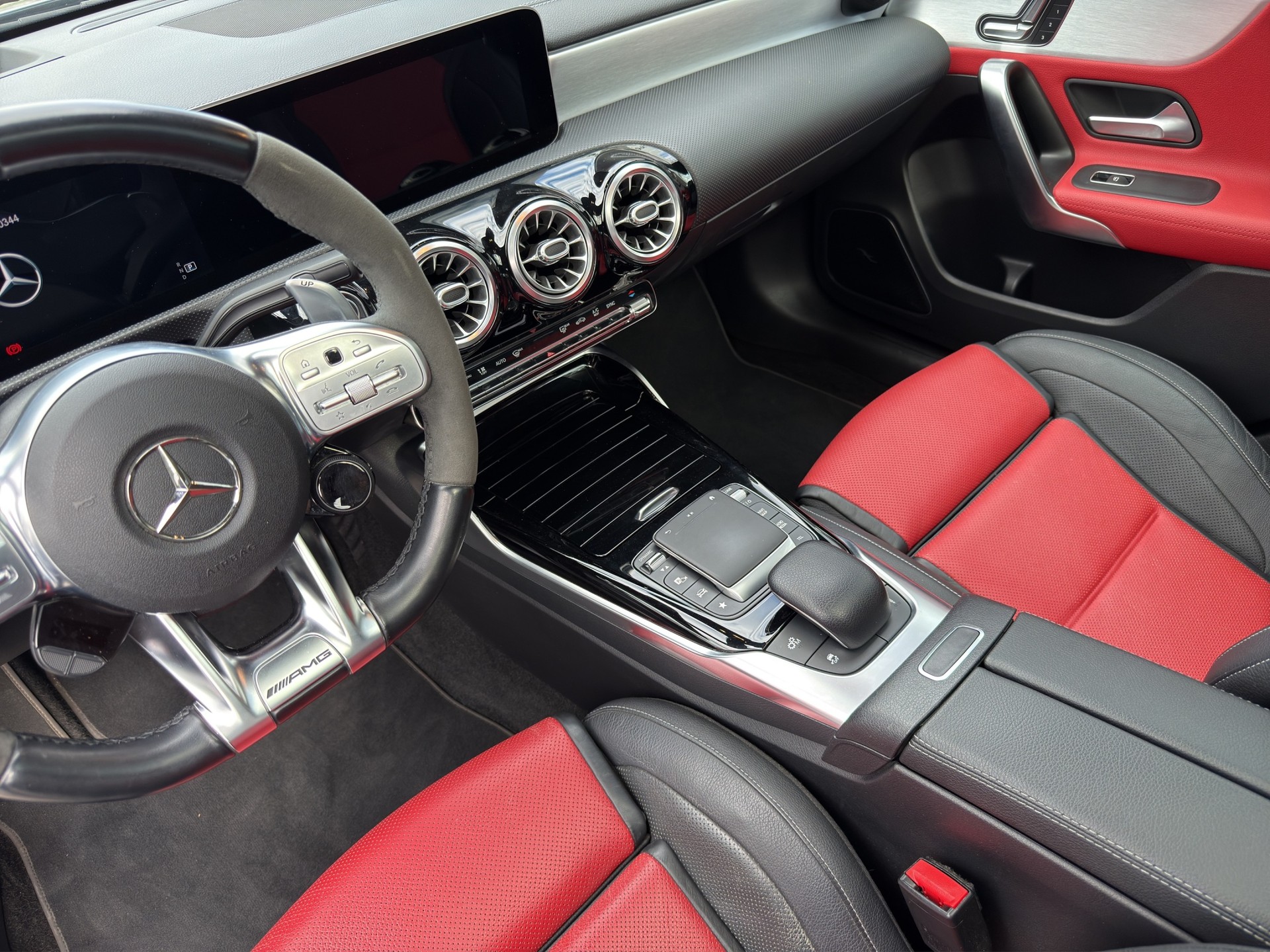 MERCEDES-BENZ A 45 S AMG 4Matic+ Speedshift-image-25