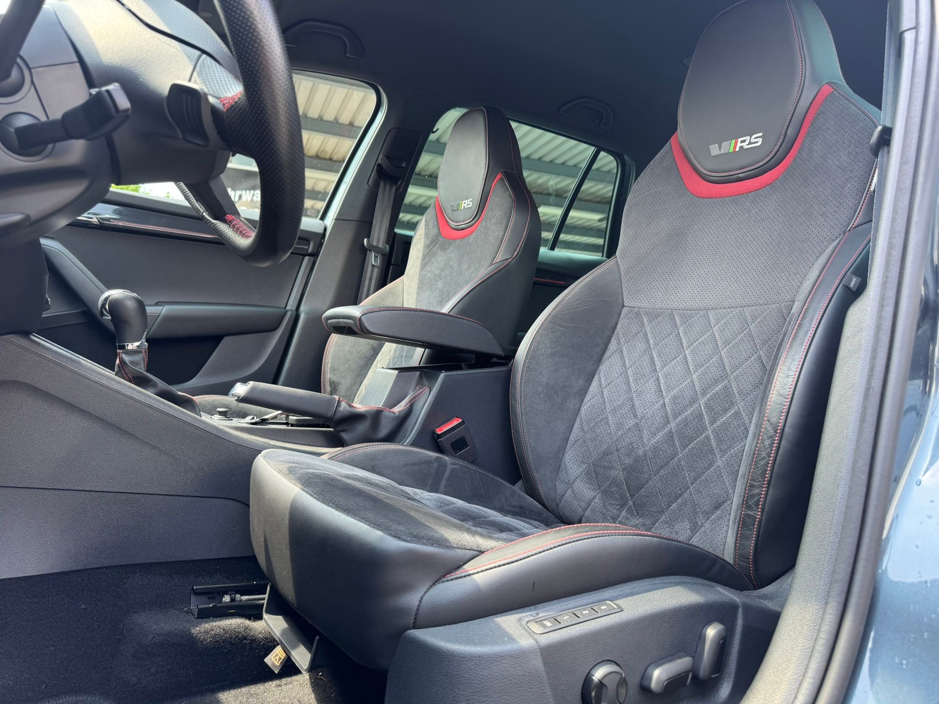 SKODA Octavia Combi 2.0 TDI RS 4x4 DSG-image-12