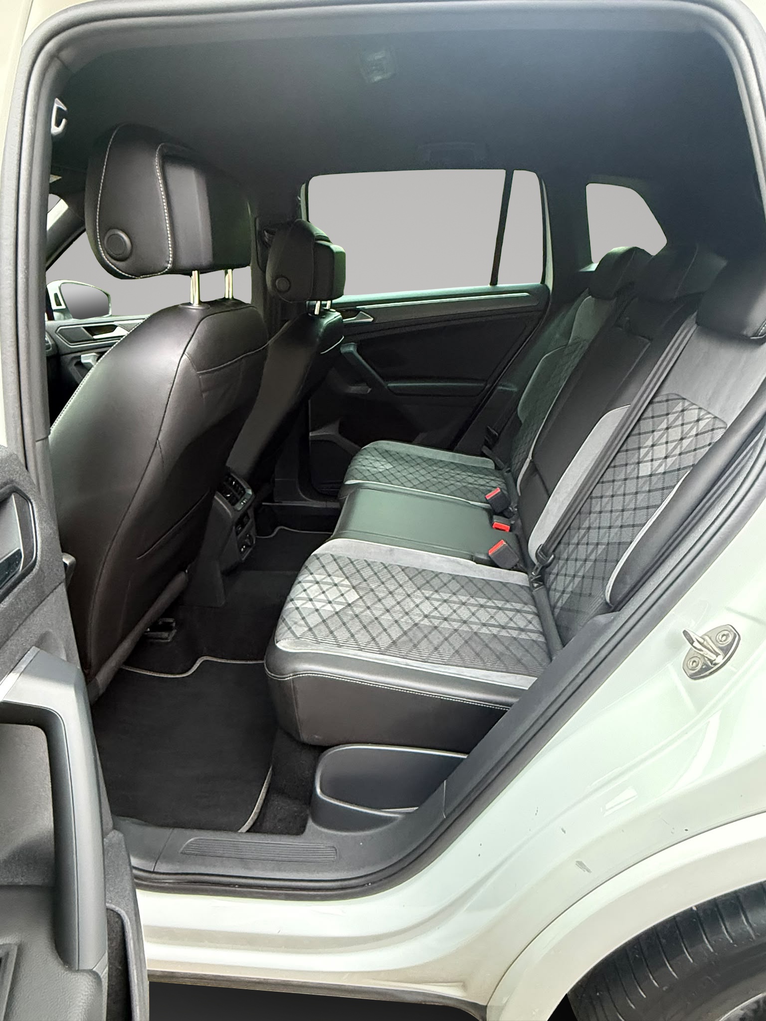 VW Tiguan 2.0 TDI SCR R-Line 4Motion DSG-image-11