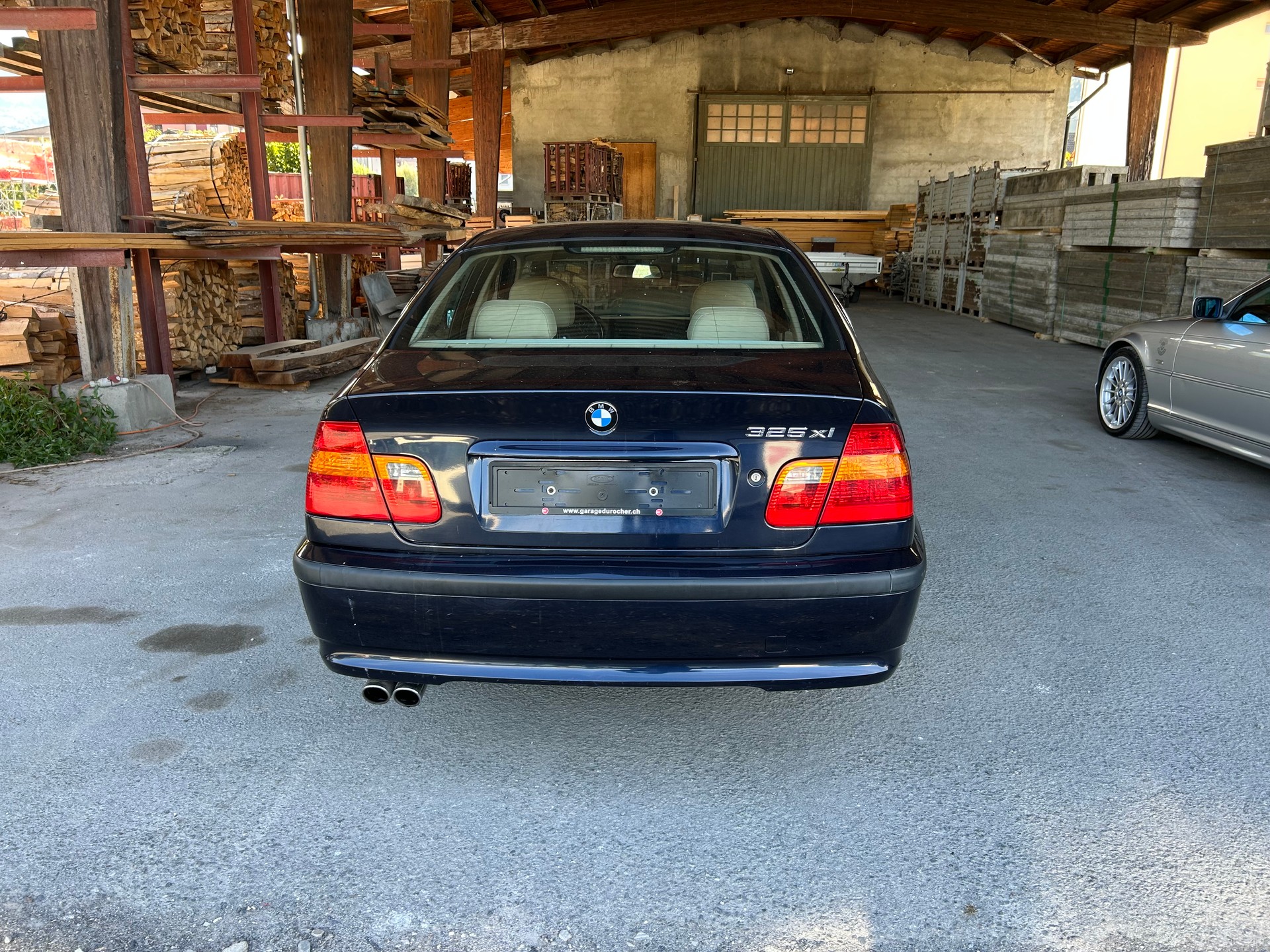 BMW 325xi-image-8