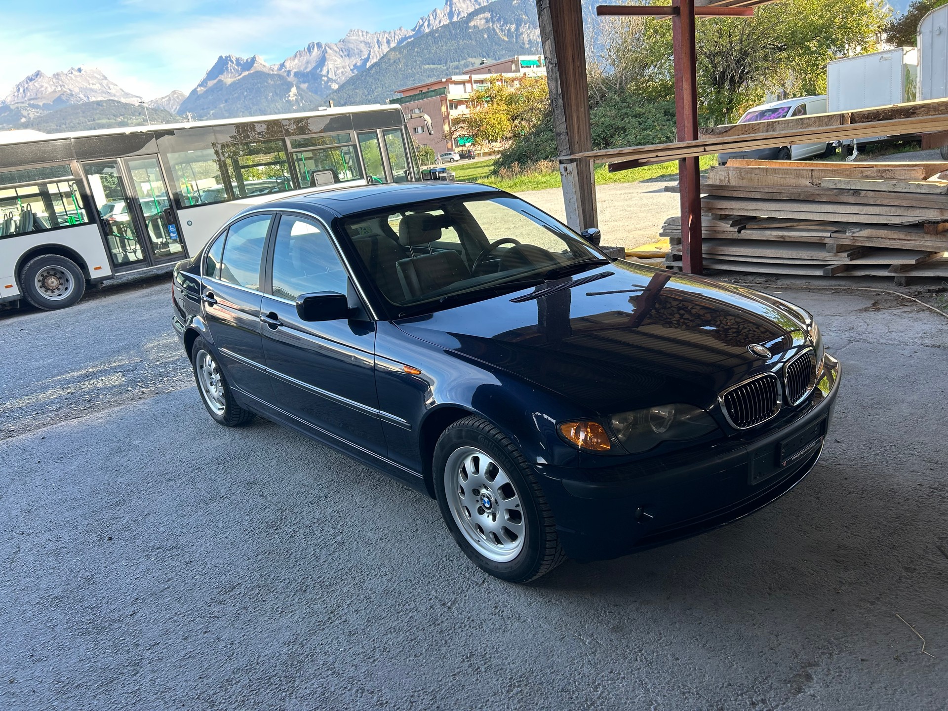 BMW 325xi-image-1