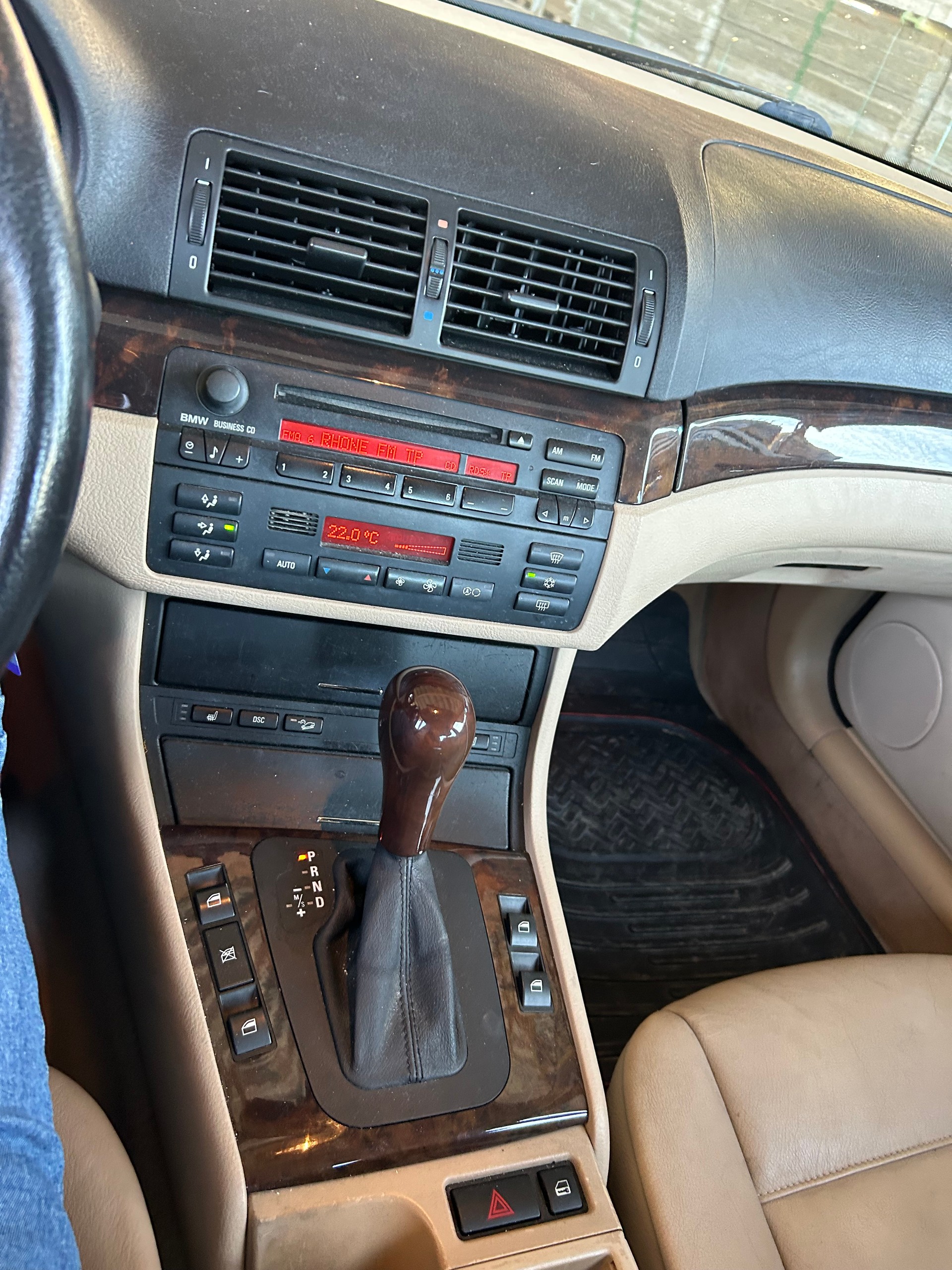 BMW 325xi-image-7