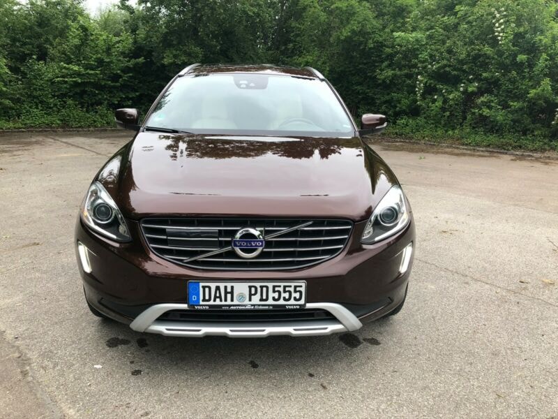 VOLVO XC60 T6 AWD Momentum R-Design Geartronic-image-1