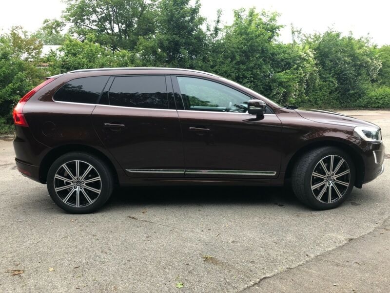 VOLVO XC60 T6 AWD Momentum R-Design Geartronic-image-2