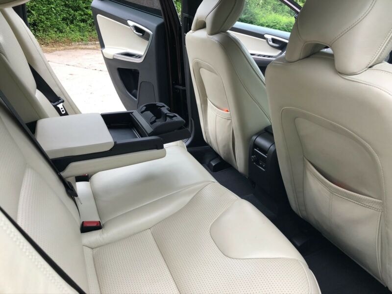 VOLVO XC60 T6 AWD Momentum R-Design Geartronic-image-4