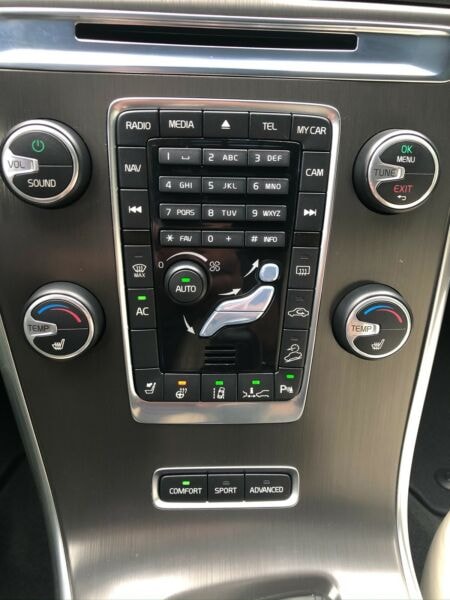 VOLVO XC60 T6 AWD Momentum R-Design Geartronic-image-3