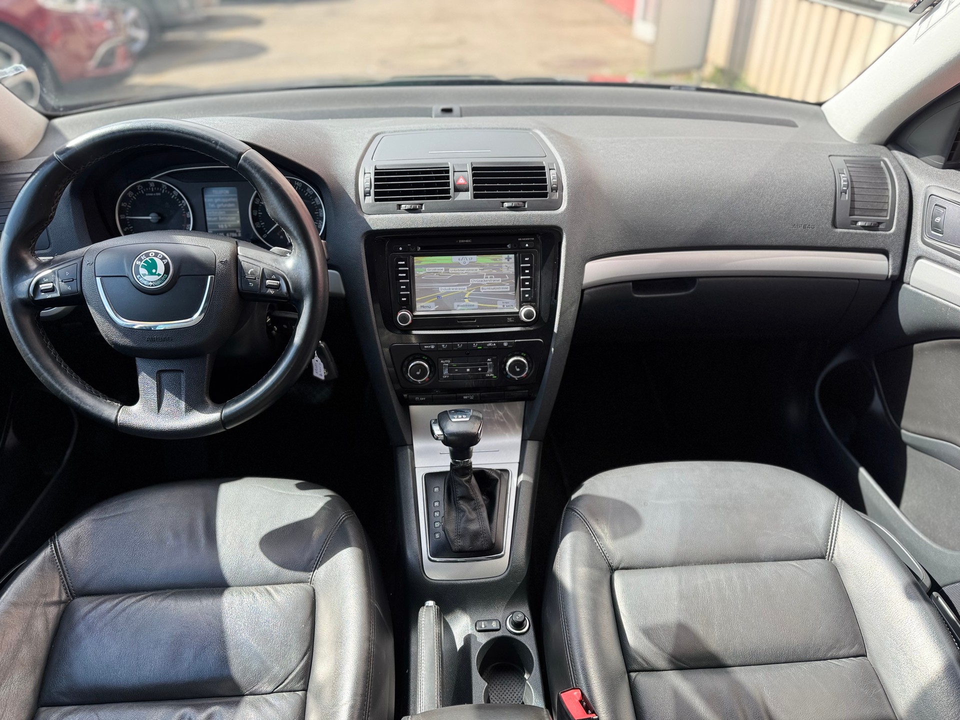 SKODA Octavia Combi 1.6 TDI Elegance DSG-image-8