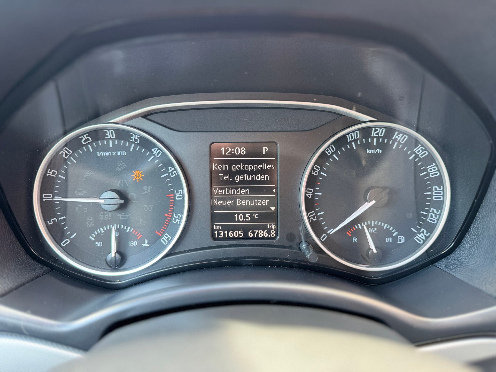 SKODA Octavia Combi 1.6 TDI Elegance DSG-image-10