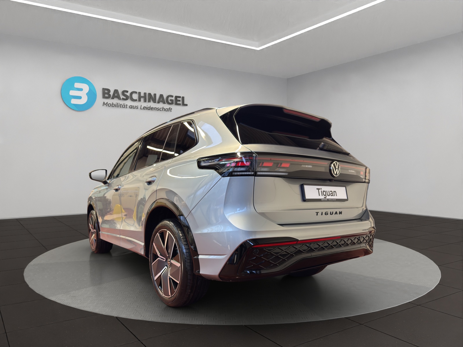 VW Tiguan 2.0 TSI DSG R-Line 4Motion-image-2
