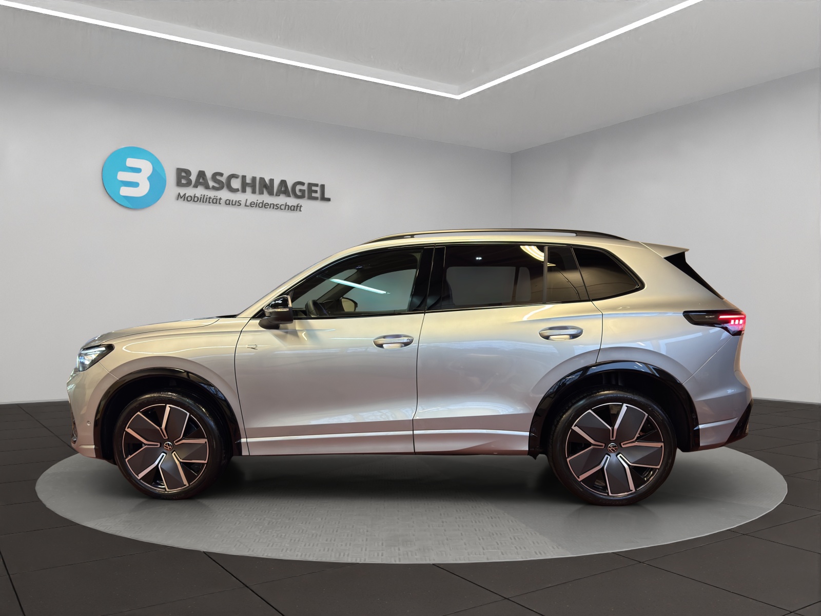 VW Tiguan 2.0 TSI DSG R-Line 4Motion-image-1