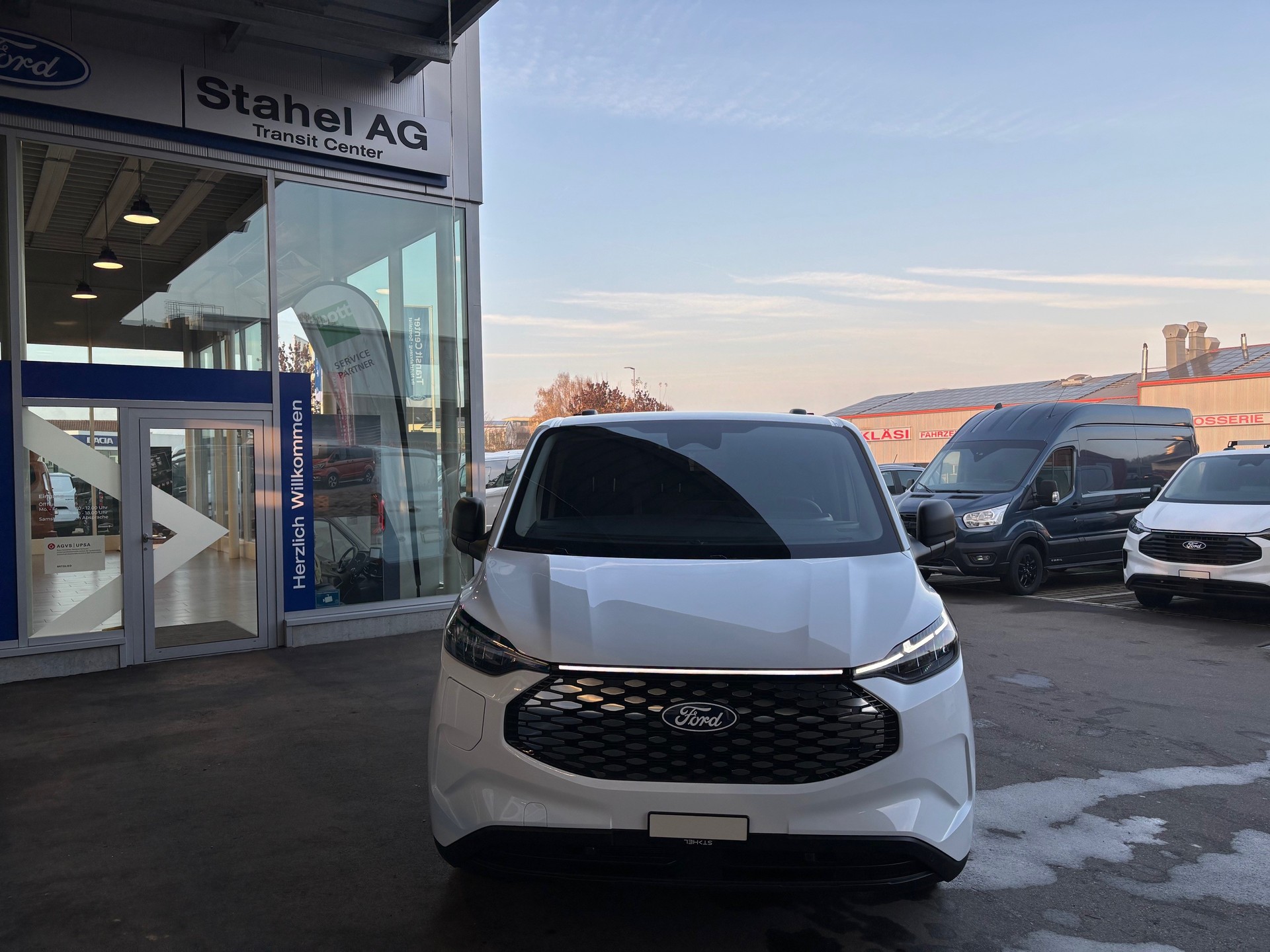 FORD E-Transit C Van 320 L1 74 kWh Trend-image-2