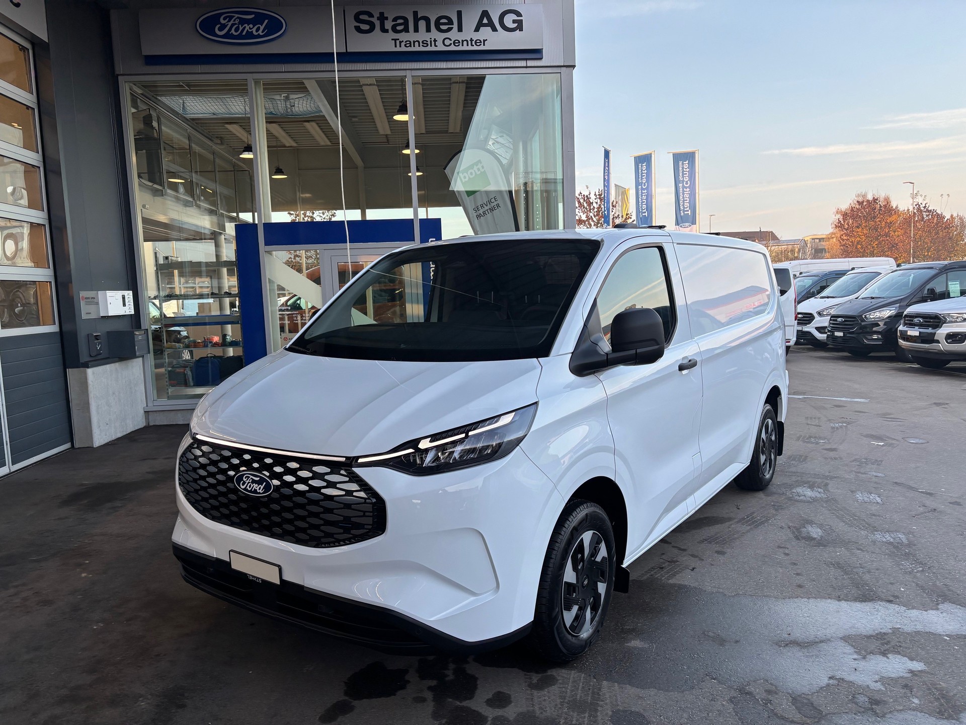 FORD E-Transit C Van 320 L1 74 kWh Trend-image-1