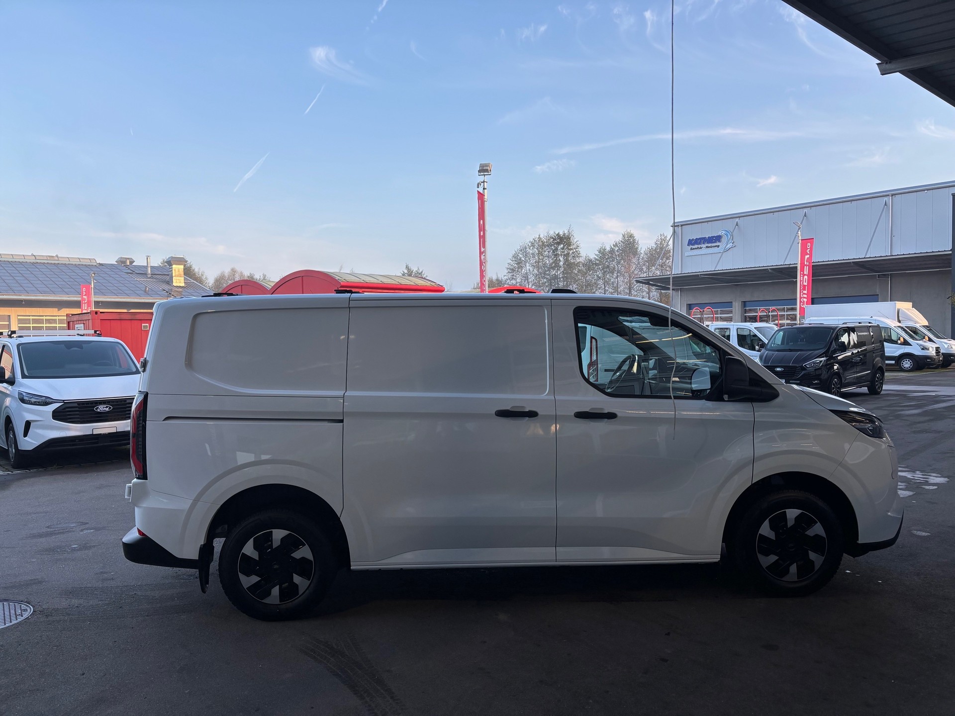 FORD E-Transit C Van 320 L1 74 kWh Trend-image-3