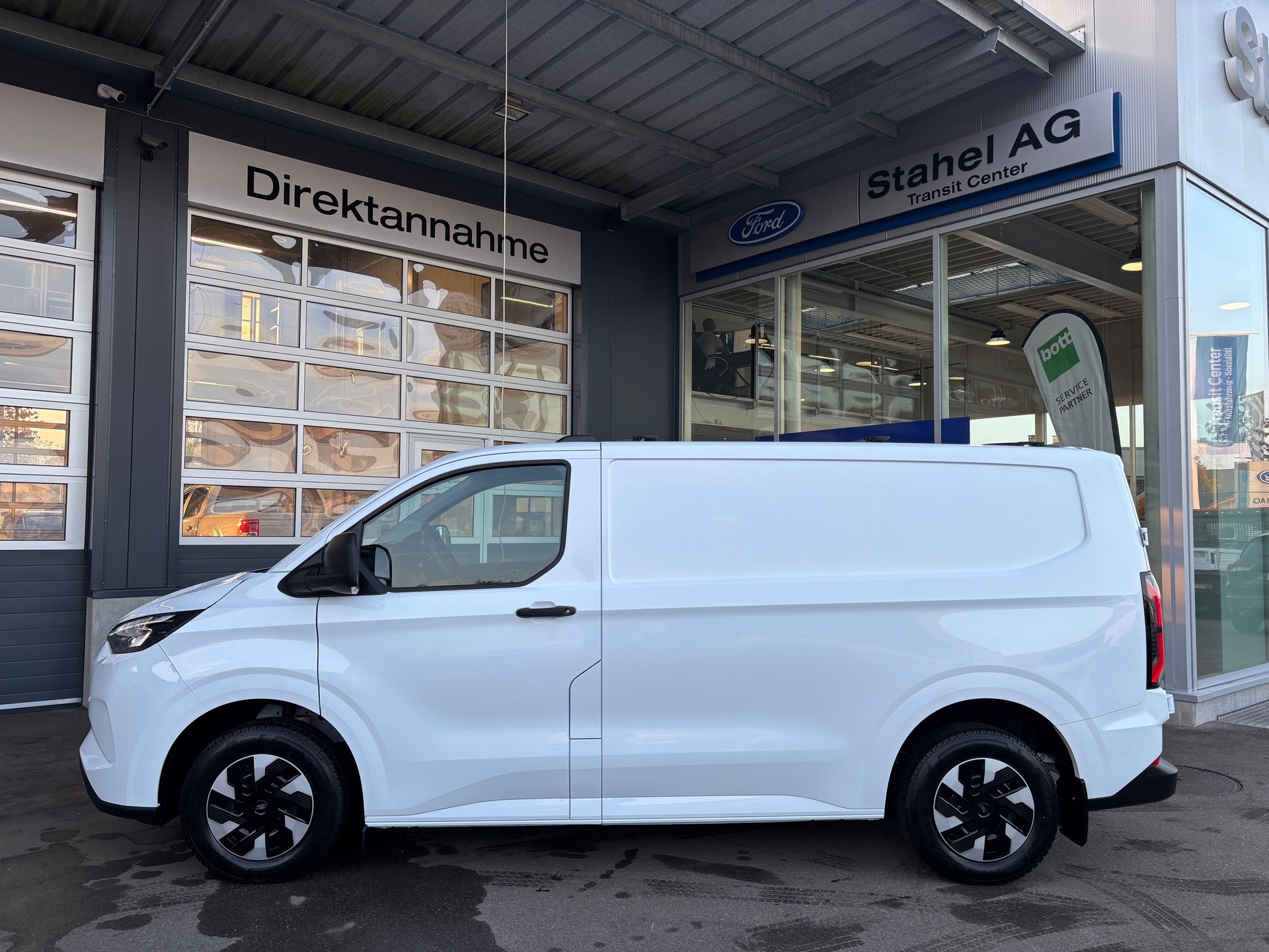 FORD E-Transit C Van 320 L1 74 kWh Trend-image-0