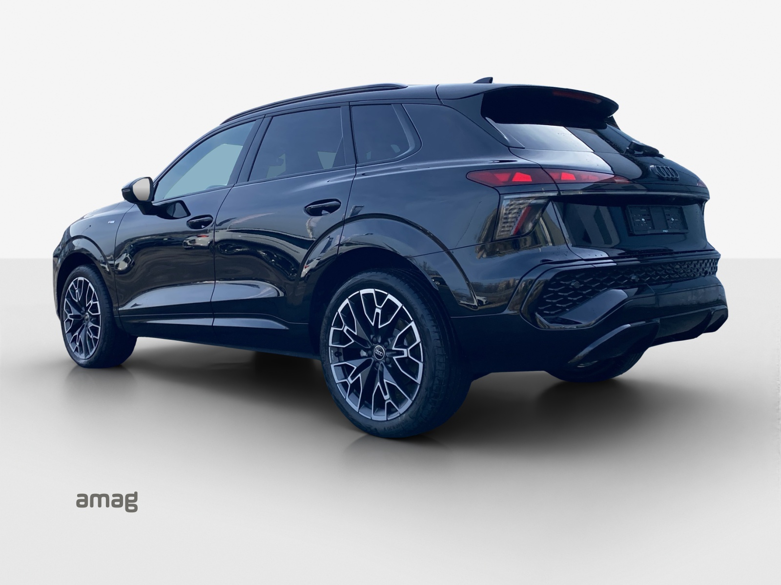 AUDI Q3 SUV 110 kW TFSI S tronic-image-2