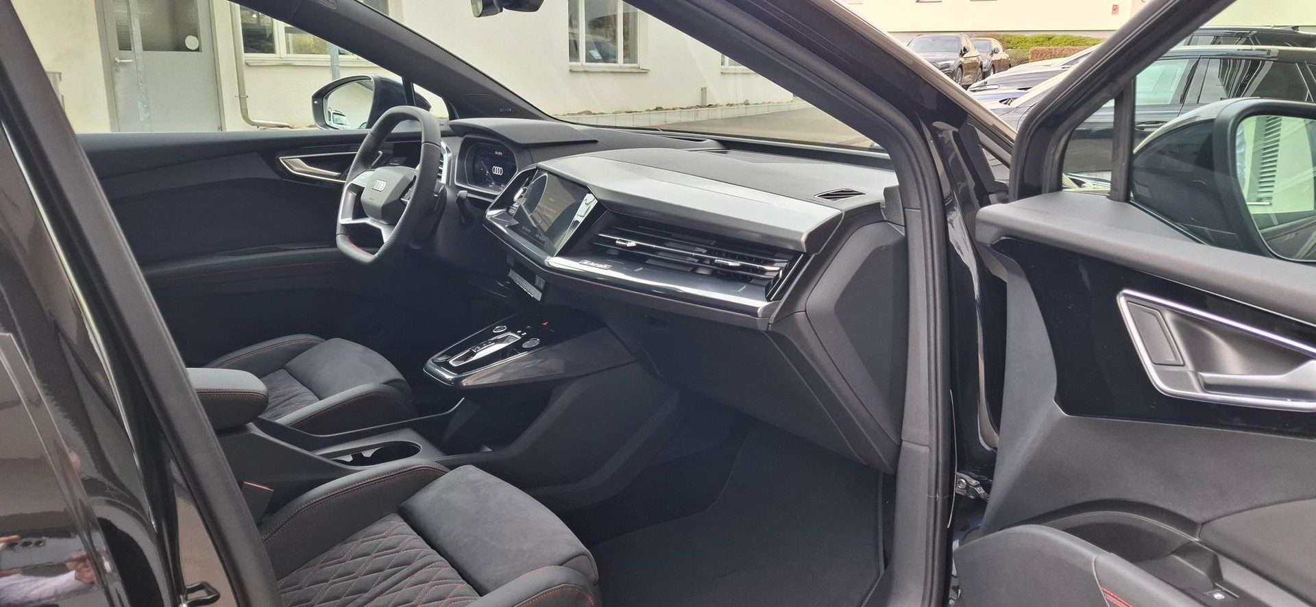 AUDI Q4 e-tron 45 Edition Swiss Ski quattro-image-8
