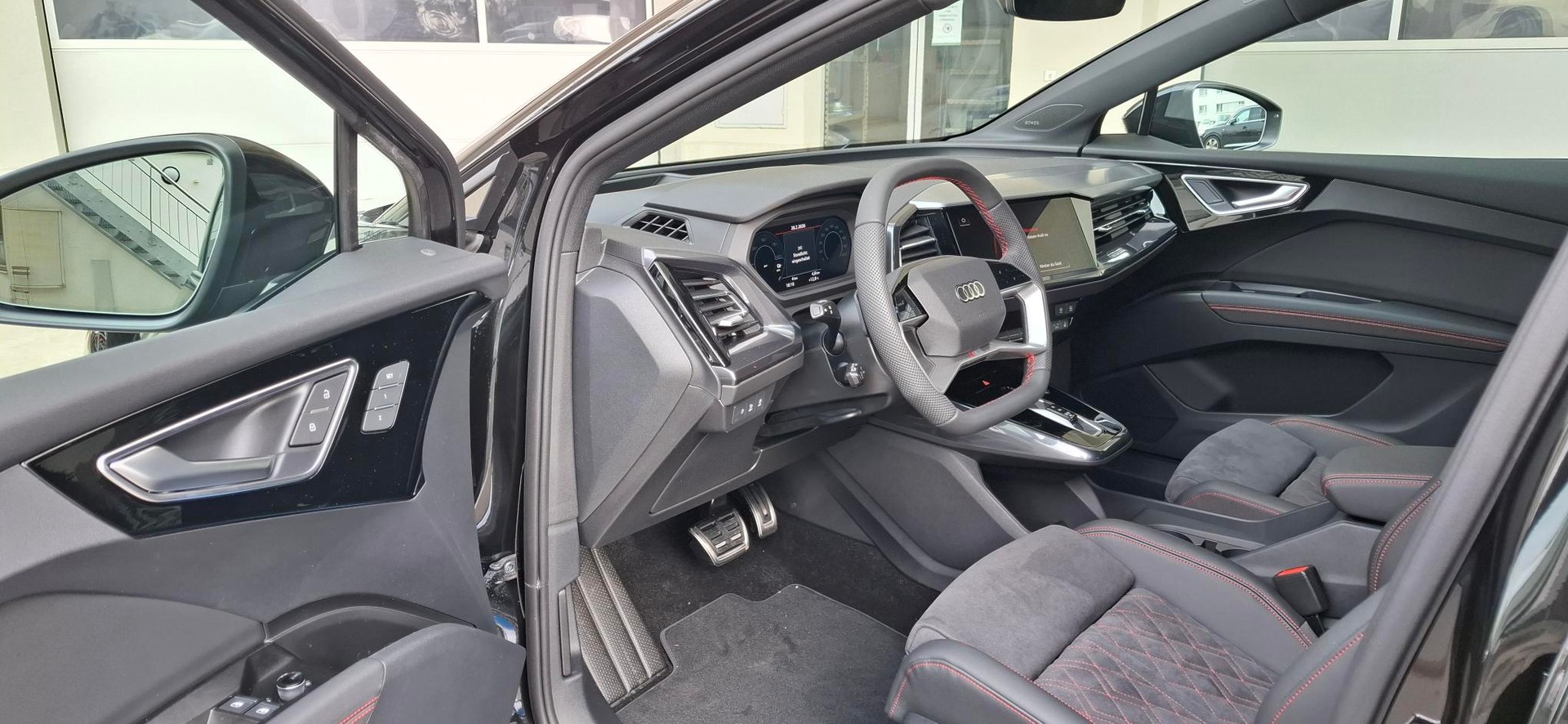 AUDI Q4 e-tron 45 Edition Swiss Ski quattro-image-6