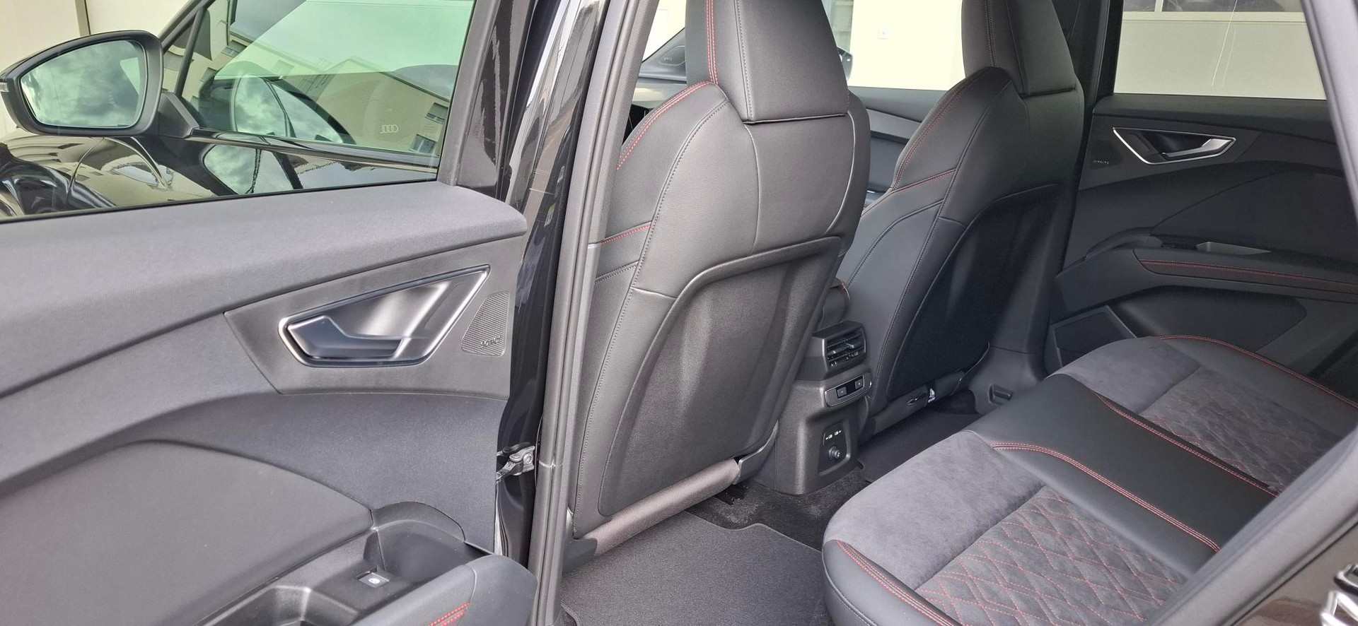 AUDI Q4 e-tron 45 Edition Swiss Ski quattro-image-7