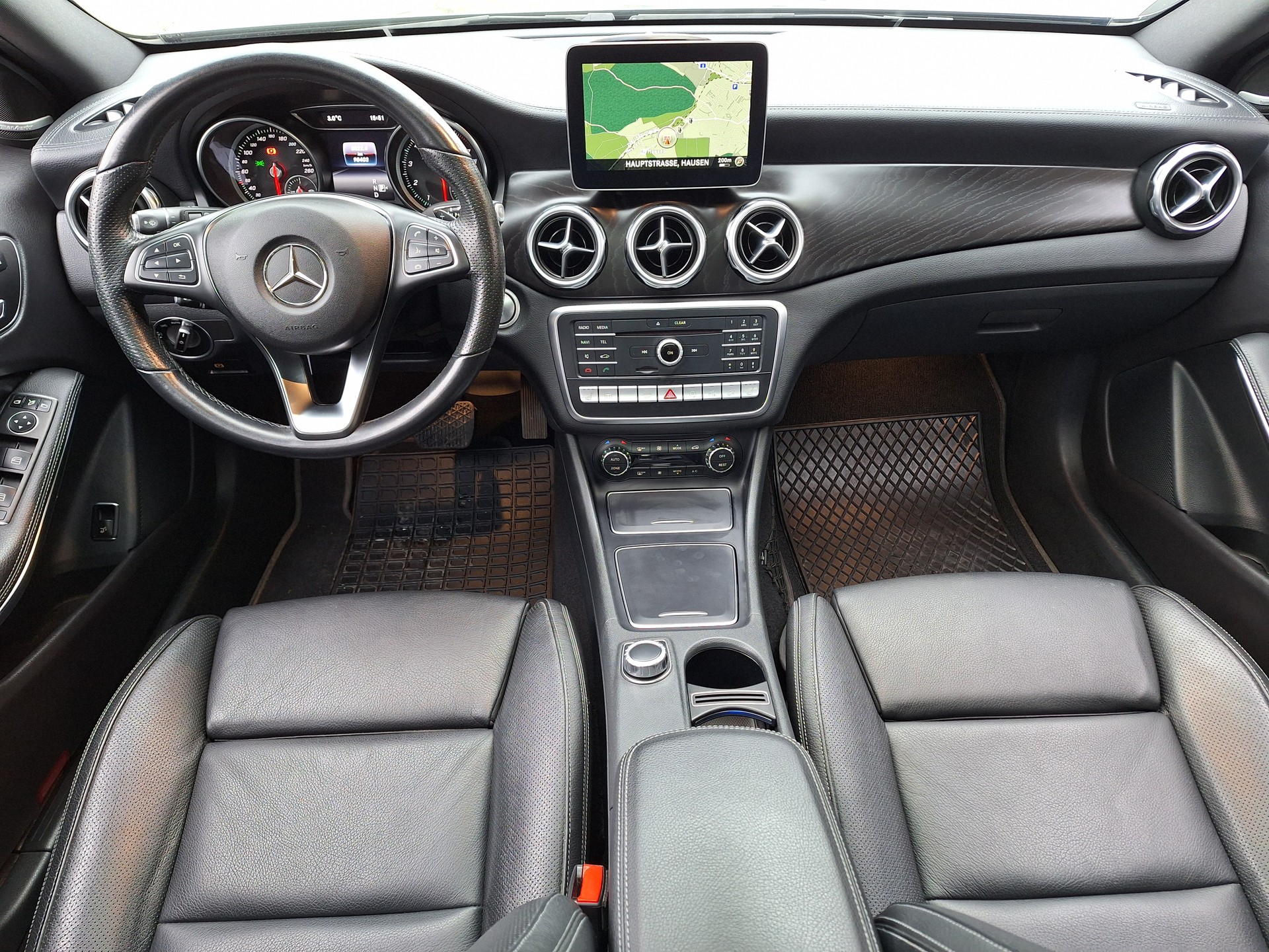 MERCEDES-BENZ GLA 250 Urban 4Matic-image-9