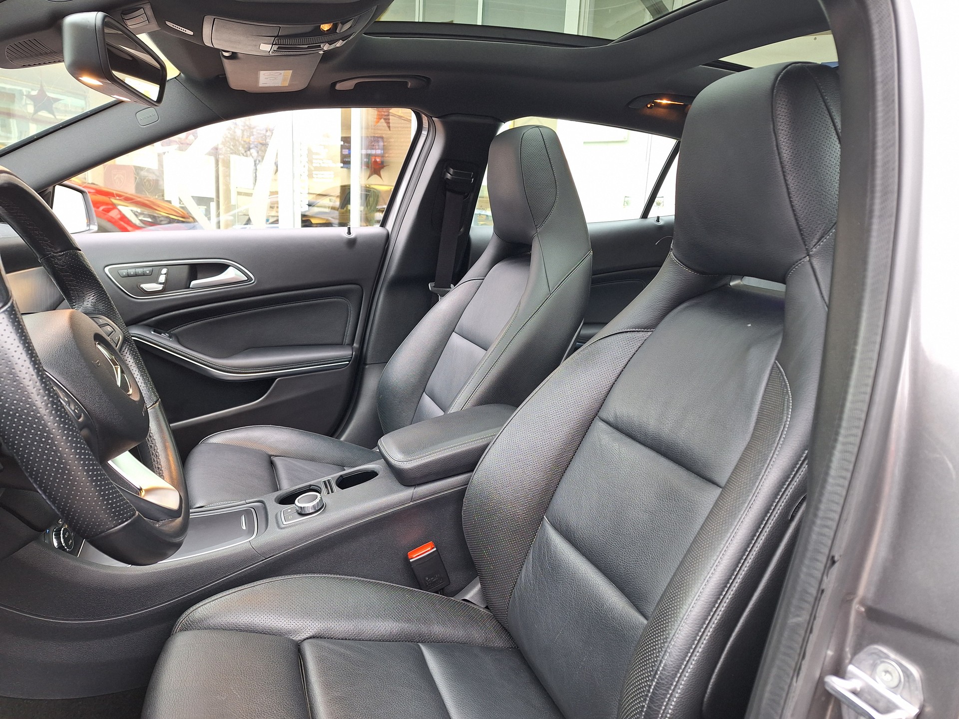MERCEDES-BENZ GLA 250 Urban 4Matic-image-8