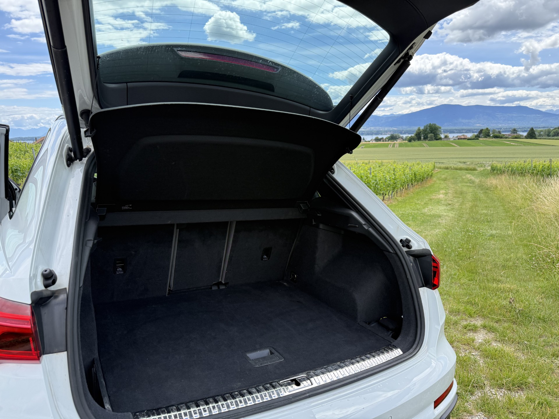 AUDI Q3 35 TDI S line Attraction quattro S-tronic-image-12