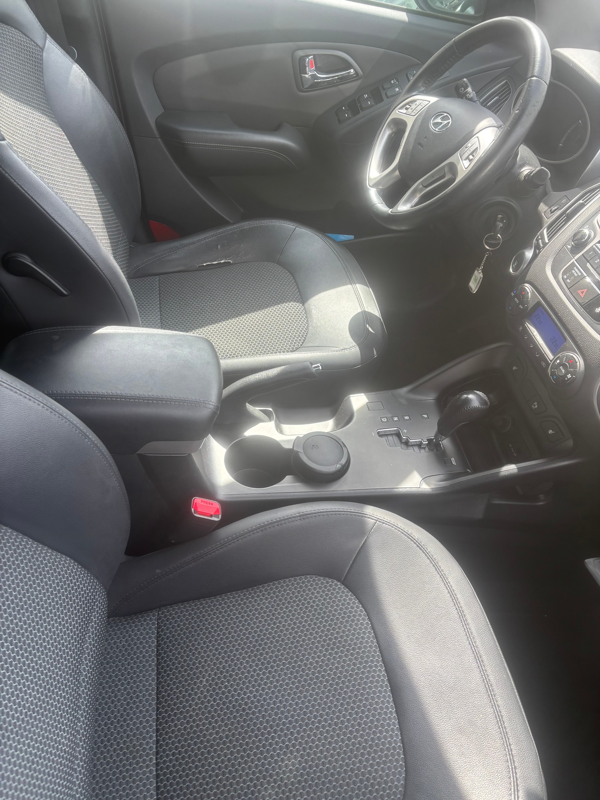 HYUNDAI iX 35 2.0 Premium 4WD Automatic-image-3