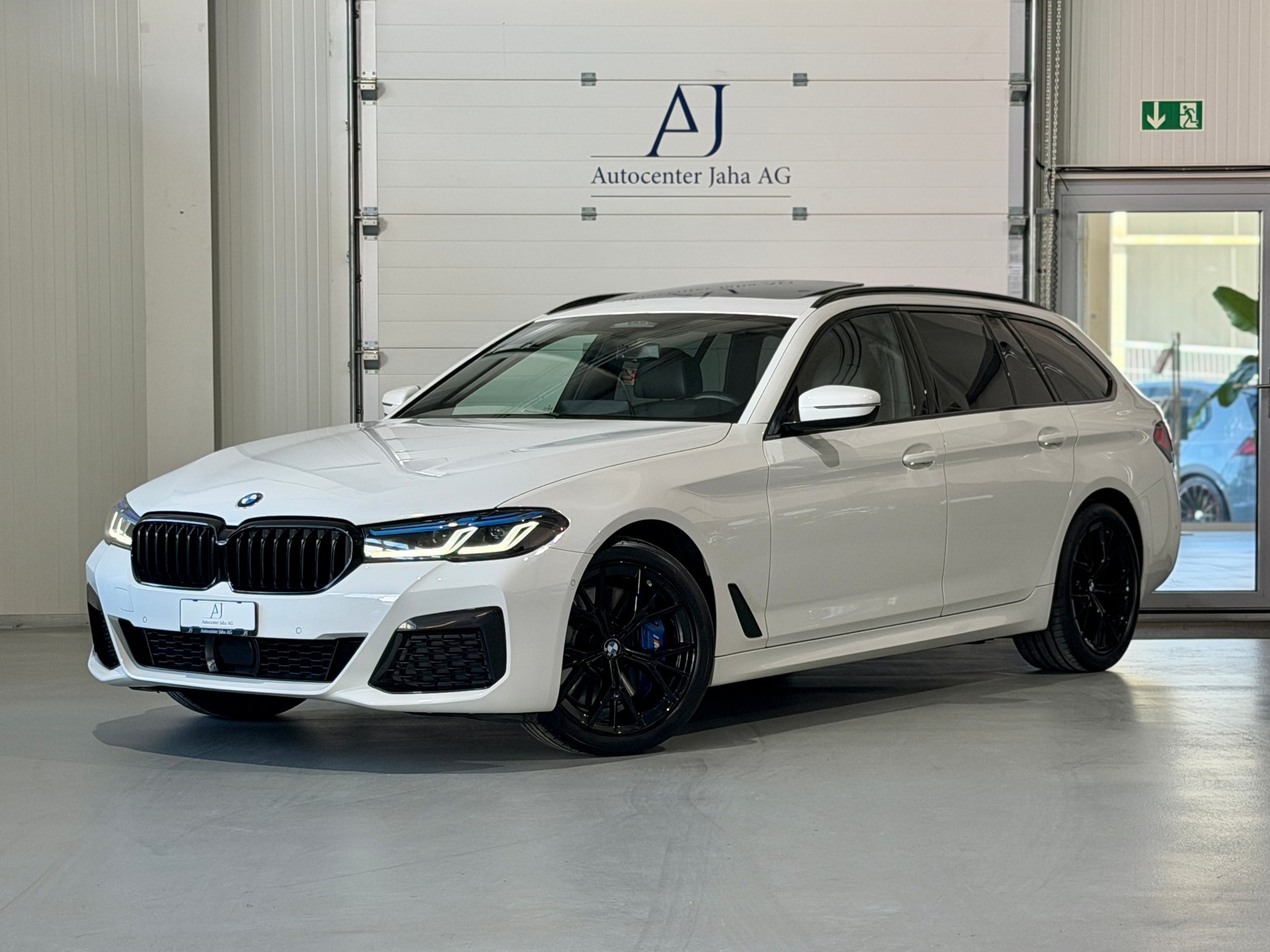 BMW 540d xDrive 48V Touring Pure M Sport Steptronic-image-0