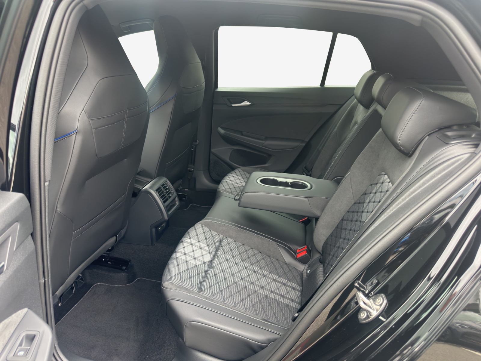 VW Golf 1.5 e TSI mHEV R-Line DSG-image-11